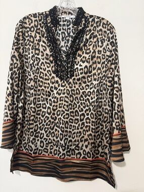 Chicos Sleek Animal Print Tunic with Jeweled neckline, size 0 (6)